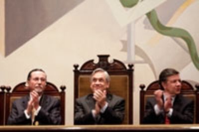 Los planteamientos del Rector fueron emitidos en la ceremonia del 23 de junio, ocasión en que asumió su segundo período en el liderazgo de la Universidad de Chile.