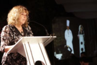 Sonia Montencino fue galardonada con la distinción "Gran Premio Les Toques Les Blanches", que el año pasado recibiera la ex Presidenta Michelle Bachelet.
