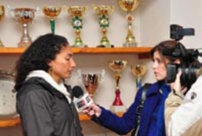 Macarena Reyes, es entrevistada por los medios
