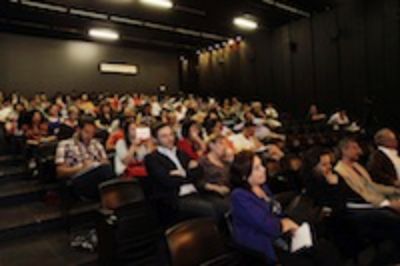 Un concurrido auditorio de la Facultad de Artes fue el marco para la apertura del seminario internacional.