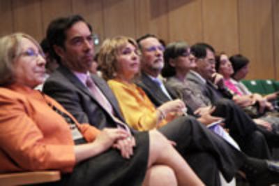  "Cuerpo y Poder: Violencias simbólicas, violencias políticas" fue un debate organizado por la VEX de la U. de Chile para conmemorar el Día de la Mujer.