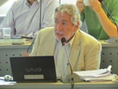 El Vicerrector de Asuntos Económicos de la Universidad de Chile, Prof. Luis Ayala, durante la presentación del Proyecto de Presupuesto 2012, ante el Senado Universitario.