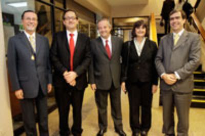  El Rector Pérez; el Ministro Beyer; el Diputado Mönckeberg; la Prorrectora Devés y Jefe DIVESUP Juan J. Ugarte. 