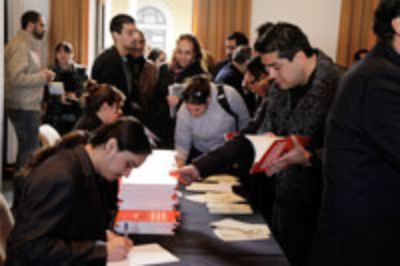 El libro "Democracia y Participación Universitaria" será repartido a las bibliotecas de las diferentes unidades académicas de la U. de Chile, las autoridades del CRUCH y representantes del CONFECH. 