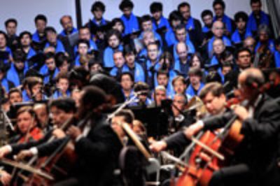 Bajo la dirección del maestro David del Pino Klinge, la Orquesta Sinfónica de Chile, y los distintos Coros de la Universidad, se interpretó un repertorio de Obras que fue alabado por el público.