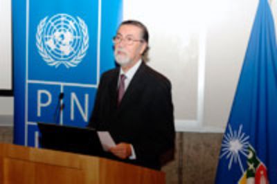 Rector de la U. de Chile, Víctor Pérez Vera, durante su exposición en el Seminario.