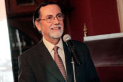 El Rector de la Universidad de Chile, Prof. Víctor Pérez Vera.