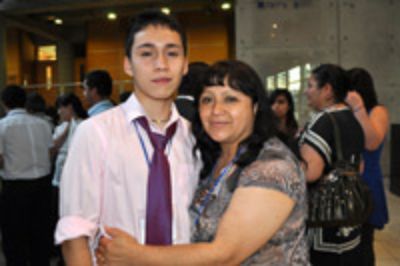  Daniel Parra. Instituto Superior de Comercio Eduardo Frei Montalva junto a su madre