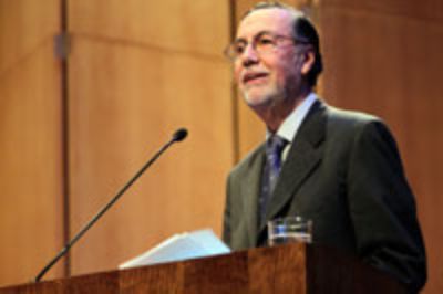 El Rector de la Universidad de Chile, Prof. Víctor Pérez Vera.