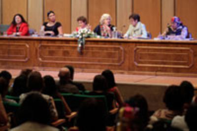 El panel conformado por destacadas mujeres del mundo político, indígena y periodístico. 