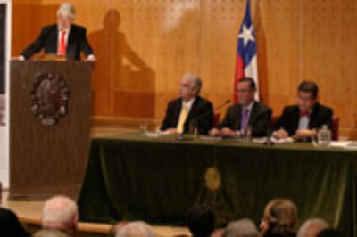 El otro presentador fue el Rector de la U. Andrés Bello, Pedro Uribe.
