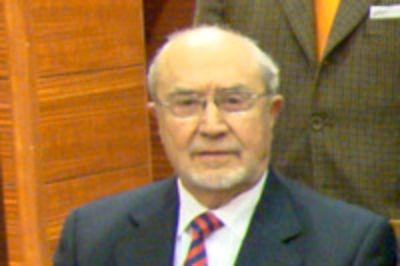 "No sólo lamentamos la pérdida de un ilustre académico y abogado de nuestra universidad, sino de un hombre íntegro, generoso y cercano con todos quienes lo conocimos" Palabras del Rector Víctor Pérez.