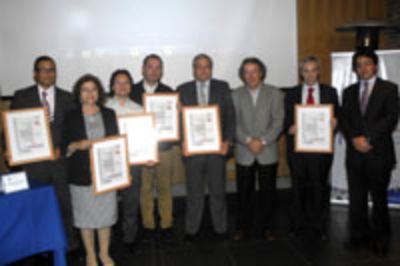 El Vicerrector Martínez junto a los representantes de las unidades certificadas. 