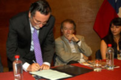 Como es tradición, el Rector de la U. de Chile, participó de la firma del acta de la nueva Mesa Directiva.