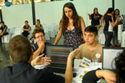 Miles de jóvenes llegaron a pedir información a la U. de Chile, tras la entrega de resultados de la PSU.