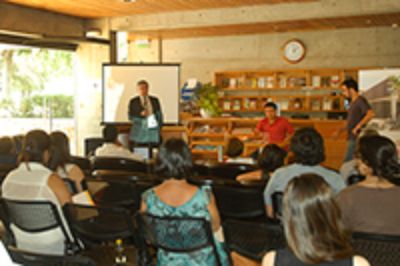 El Vicerrector de Investigación y Desarrollo Sergio Lavandero encabezó un Diálogo con el Conocimiento en el Café Literario del Parque Balmaceda en Providencia.  