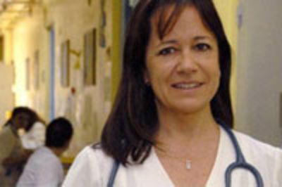 La Profesora María Elena Santolaya, de la Facultad de Medicina