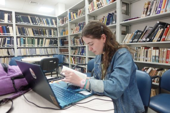 Estudiante en biblioteca