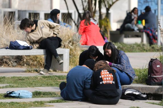 Estudiantes conversando y estudiando en el patio del Campus Juan Gómez Millas
