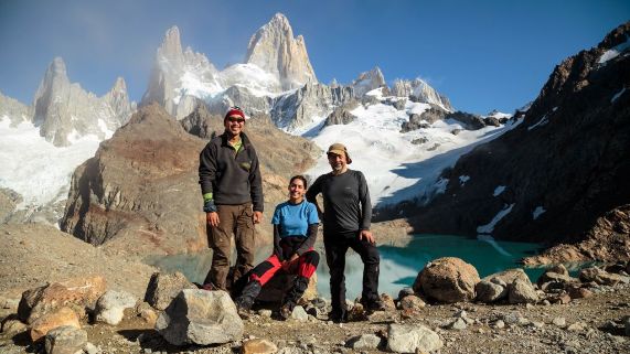 Estudiante Helena Valenzuela en Torres del Paine junto a dos investigadores, en el marco de su práctica profesional en el centro de investigación GAIA Antártica. La fotografía es de Scott Reynhout. 