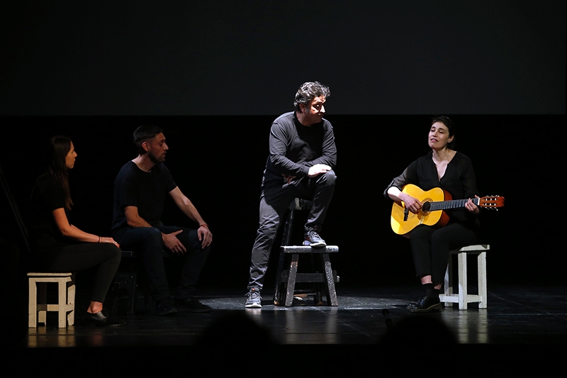 El elenco de la obra del TNCH Sala 13 entonaron la canción "Luchín"