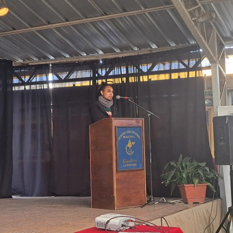 El egresado Diego Soto durante su charla sobre Educación Ambiental