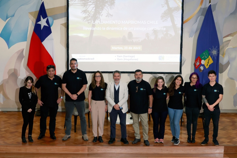 La foto oficial del evento con las y los integrantes del equipo de MapBiomas Chile en el Salón de Honor de la Casa Central de la Universidad de Chile.