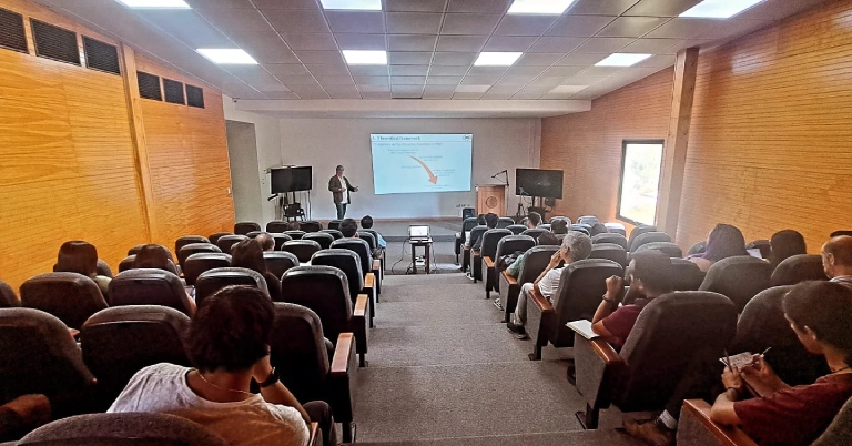 El egresado de nuestra Facultad expuso en el auditorio del Pabellón Arauco frente a profesores, profesoras y estudiantes de ingeniería forestal.