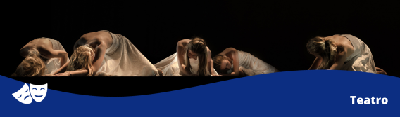 Foto de 5 personas arrodilladas con la cabeza a nivel de piso interpretando una obra teatral con el título "Teatro"