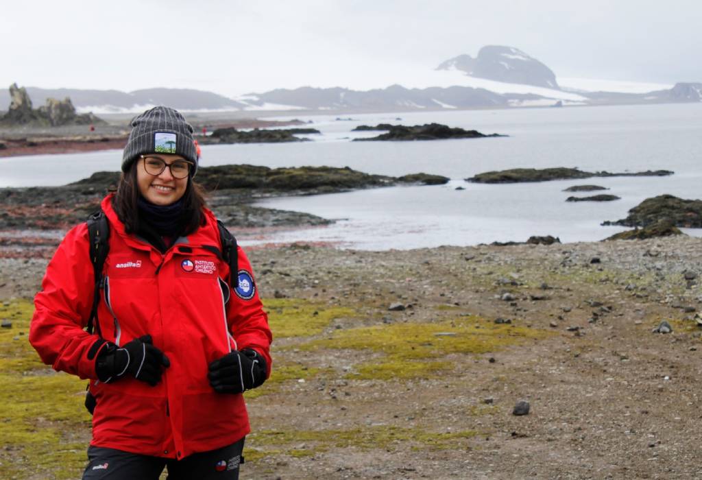 En el viaje, la abogada Catalina Sepúlveda compartió con el equipo de virólogos que logró secuenciar los primeros casos de skúas con gripe aviar en la Antártica.