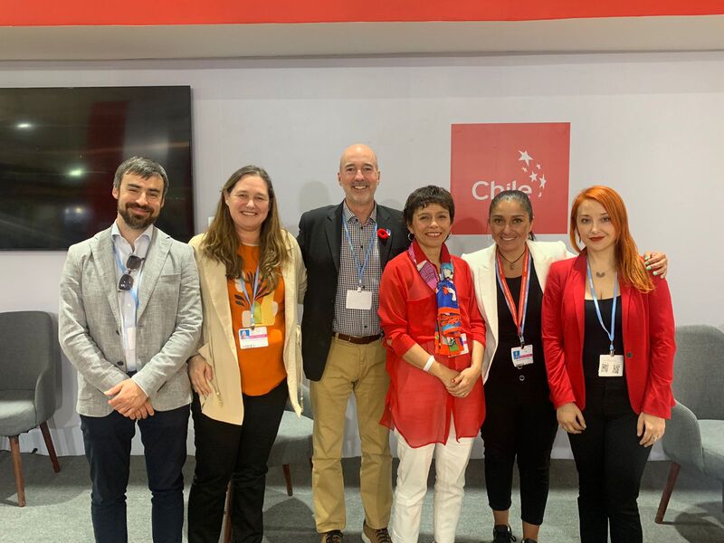 Prof. Pilar Moraga junto a expositores del side event realizado en el pabellón de Chile