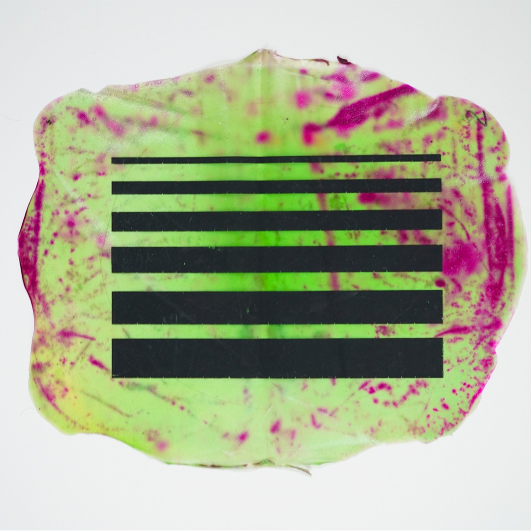 El proyecto "SENSIBLE" se emplaza en la exploración de las posibilidades de aplicación de sensores fabricados a partir de materiales biodegradables para la creación de interfaces electrónicas y su aplicación en instalaciones interactivas.