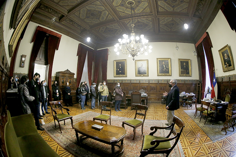 Rector Vivaldi en la visita guiada en la que acompañó a las y los visitantes, incluyendo su despacho.