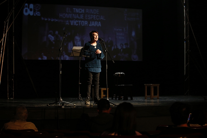 La actriz Mónica Carrasco, alumna de Víctor Jara recordó el trabajo realizado durante el montaje de la obra "Viet-Rock", en 1969.