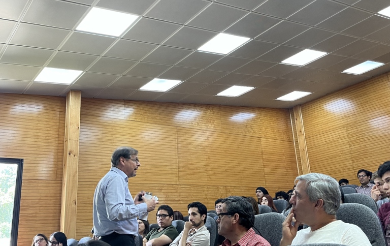 La charla del Prof. Orlando Rojas contó con la asistencia de investigadores, estudiantes y académicos y académicas de diversos departamentos