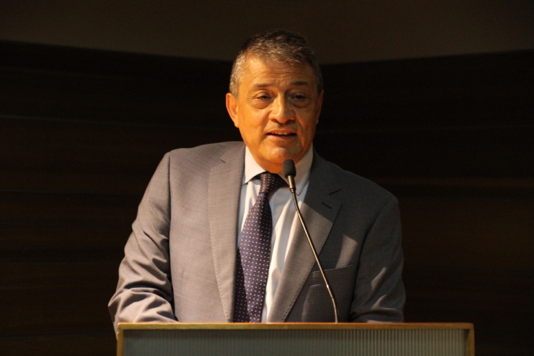 El profesor Roberto Pizarro en su discurso en el Seminario de Megaincendios.