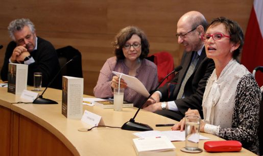 La ex alcaldesa Carolina Tohá y el pintor Samy Benmayor fueron los encargados de presentar el libro