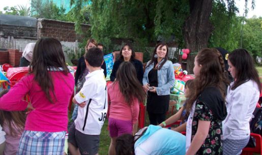 En el Parque Acuático Recrear en La Cisterna, se realizó la Fiesta de Navidad FACSO, a la cual asistieron 29 niños y niñas, hijos e hijas de funcionarios de nuestra Facultad y sus familias.