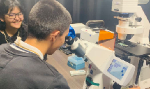 Los estudiantes pudieron interactuar con microscopios de última generación