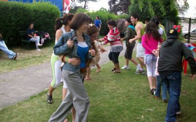 Los niños y ñiñas jugaron fútbol, se lanzaron por el tobogán acuático, el team del parque realizó una muestra de baile entretenido, entre otras actividades. 