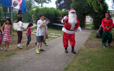 En la tarde, llegó la visita del Viejito Pascuero, quien entregó regalos a los niños y niñas asistentes.