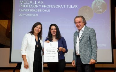 Amalia Lira recibe la distinción en representación de la Prof. Paulina Lira.