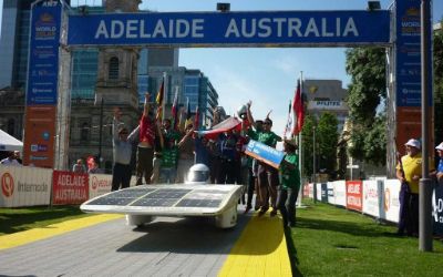 Eolian, el primer auto solar hecho por estudiantes de la FCFM, en el World Solar Challenge realizado en Australia en 2007.