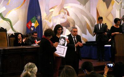 U. de Chile entregó los primeros títulos póstumos y simbólicos a estudiantes desaparecidos y ejecutados por la dictadura