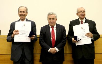 Rector Vivaldi entregó Medalla Juvenal Hernández a los profesores Luis Merino y Luis Ciocca