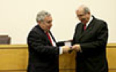 Rector Vivaldi entregó Medalla Juvenal Hernández a los profesores Luis Merino y Luis Ciocca