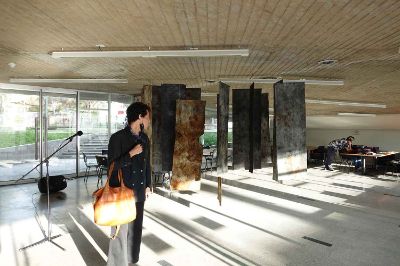 La exposición Trasplantados se propone como un lugar de trabajo para la investigación sobre artistas migrantes desarrollada por el curador, Matías Allende Contador, y sobre movimientos migratorios sur/norte global.