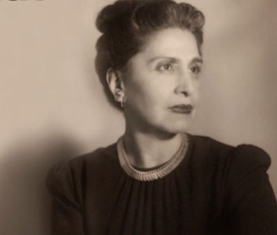 Un día 11 de noviembre de 1922, Amanda Labarca se presenta ante la comisión académica que la evaluaría para ejercer como académica en la Facultad de Filosofía y Humanidades de la Universidad de Chile. 