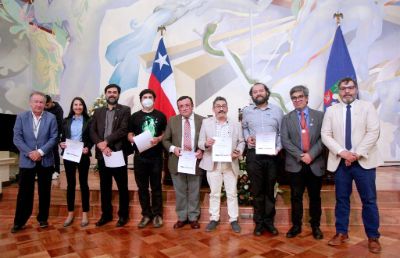 El académico del DGF Roberto Rondanelli recibe su premio junto a docentes de la Facultad de Ciencias Físicas y Matemáticas de la Universidad de Chile.