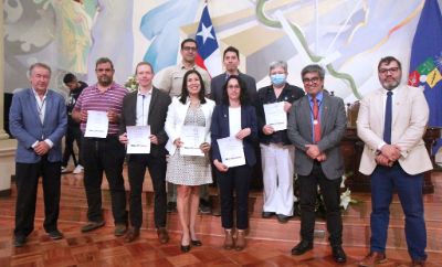 La académica del DGF y actual directora de Postgrado y Postítulo de la Universidad de Chile recibe su reconocimiento junto a docentes de la FCFM.